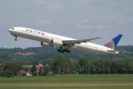 United Airlines, B777-300, MUC 22.05.2022.jpg